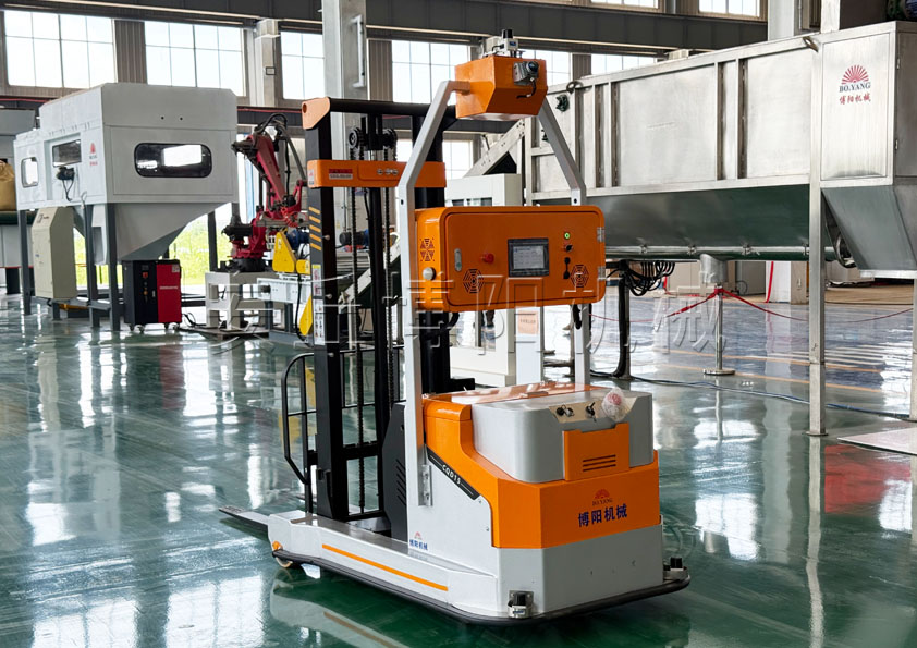 25kg磷銨AGV搬運(yùn)機(jī)械手 編織袋AGV小車客戶現(xiàn)場(chǎng)