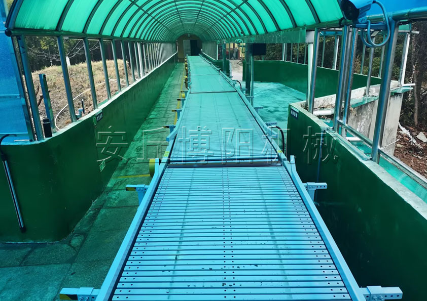 三聚氰胺鏈板式輸送機(jī) 山東噸袋鏈板輸送機(jī)客戶現(xiàn)場(chǎng)